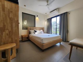 Premium 1BHK Candolim - Pool Access, Balcony - 5 Minutes to Beach - 5