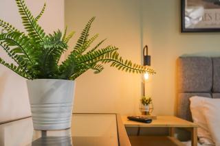 Samantha Suite - City 2BR Bungalow Free Parking Garden & WIFI - 1