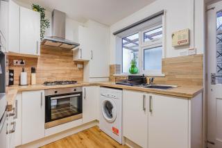 Samantha Suite - City 2BR Bungalow Free Parking Garden & WIFI - 7