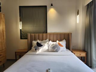 Premium 1BHK Candolim - Pool Access, Balcony - 5 Minutes to Beach - 9