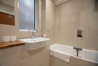 Westminster 1 bed apt with terrace and Air-Con - 3