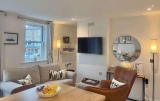 York Superb location 3 storey house free parking - 8