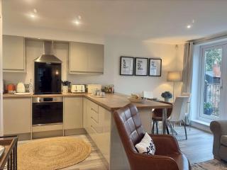 York Superb location 3 storey house free parking - 7