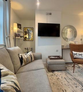 York Superb location 3 storey house free parking - 5