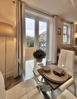 York Superb location 3 storey house free parking - 6