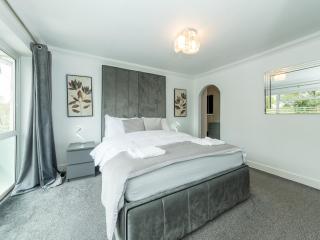 Spacious Home Heated PoolMay-Sep in Tilehurst - Pass the Keys - 9