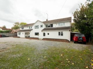 Spacious Home Heated PoolMay-Sep in Tilehurst - Pass the Keys - 2