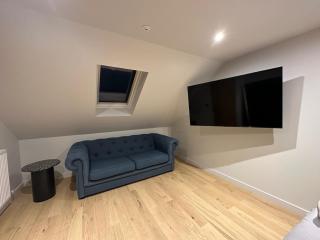 2-Bed - Sleeps 6 - Pet Friendly with Free Parking - 0