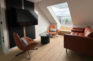 2-Bed - Sleeps 6 - Pet Friendly with Free Parking - 8