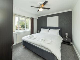 Pass the Keys Bright House with Smart TV Home Comforts - 0