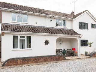 Pass the Keys Bright House with Smart TV Home Comforts - 5