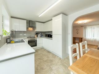 Pass the Keys Bright House with Smart TV Home Comforts - 2