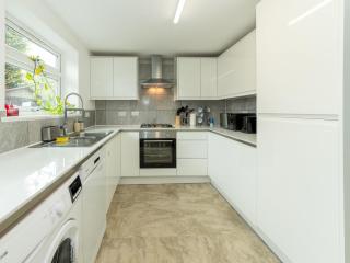 Pass the Keys Bright House with Smart TV Home Comforts - 1