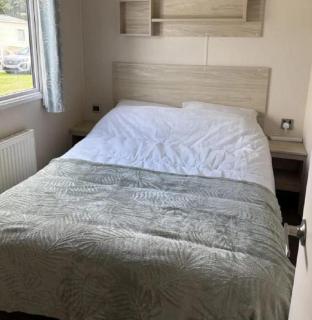 Cosy Caravan With Free Wi-Fi At Dovercourt Holiday Park Ref 44502R - 1