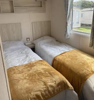 Cosy Caravan With Free Wi-Fi At Dovercourt Holiday Park Ref 44502R - 3
