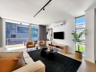 Modern 2-Bedroom in Green Point with Pool & Parking - 0