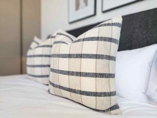 Modern 2-Bedroom in Green Point with Pool & Parking - 8