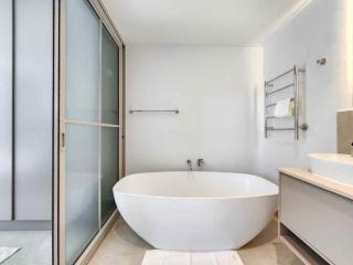 Modern 2-Bedroom in Green Point with Pool & Parking - 5