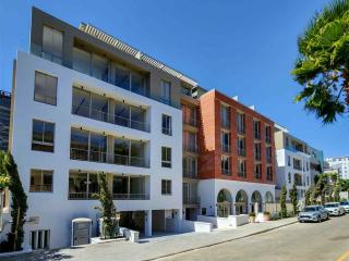 Modern 2-Bedroom in Green Point with Pool & Parking - 1