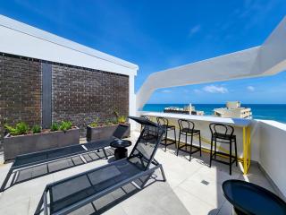 Sea Point Modern 2-Bed with Ocean Mountain Views - 6