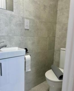 New Medway Private Double room with private bathroom close to hospital and station - 9