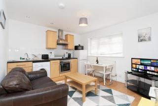 Chandlers Ford 2-bedroom with free parking - 1