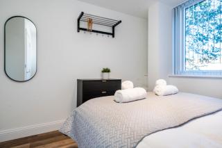 Central Gravesend 1BR, Kitchen, Wi-Fi, Sleeps 2, Parking - 3