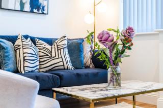 Central Gravesend 1BR, Kitchen, Wi-Fi, Sleeps 2, Parking - 3