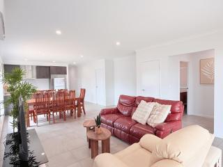 Spacious Family Home 4B2B in Browns Plains - 9