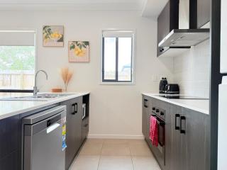 Spacious Family Home 4B2B in Browns Plains - 1