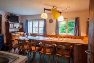 Mountain-view Cottage Sleeps 15 -Balcony -Pets Ok - 8