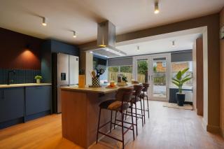 Modern Six Bedroom Ensuite Home Near Cheshire Oaks and Chester with Free WiFi Free Parking Ideal for Work Stays - 7