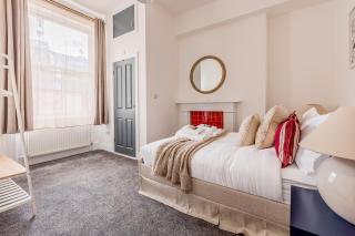 Immense Bright 5BR House near Kensington Olympia - 8