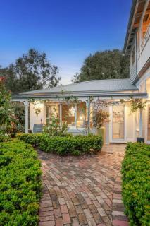 Unit 2 Spring Hill Holiday Units - Pet friendly - 0