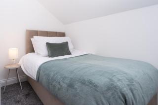 Holly - Telford - With Parking - Sleeps 8 - 9