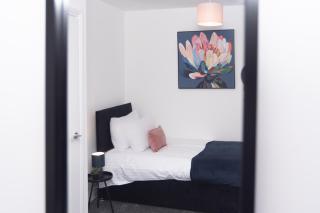 Holly - Telford - With Parking - Sleeps 8 - 8