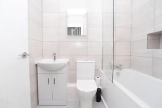 Holly - Telford - With Parking - Sleeps 8 - 6