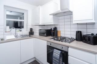 Holly - Telford - With Parking - Sleeps 8 - 3