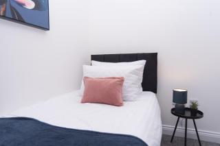 Holly - Telford - With Parking - Sleeps 8 - 2