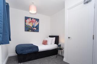 Holly - Telford - With Parking - Sleeps 8 - 1