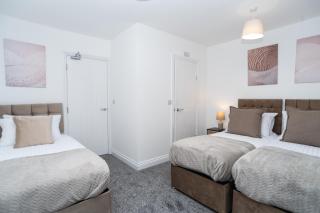 Holly - Telford - With Parking - Sleeps 8 - 6