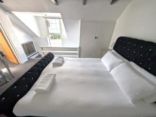 Beautiful Thatched Cottage with Outdoor Pool, Secure Garden, Dog & Family Friendly! Chichester Holiday Properties - 7