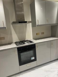 Bittern Lodge Homestay with Free Offsite Parking Spacious Kitchen with a Modern Bathroom Near the River Itchen in a peaceful neighborhood - 6