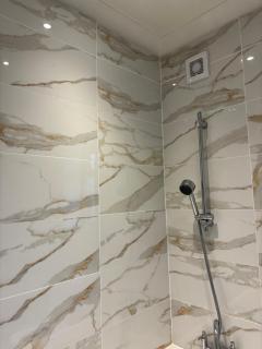 Bittern Lodge Homestay with Free Offsite Parking Spacious Kitchen with a Modern Bathroom Near the River Itchen in a peaceful neighborhood - 5