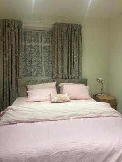 Bittern Lodge Homestay with Free Offsite Parking Spacious Kitchen with a Modern Bathroom Near the River Itchen in a peaceful neighborhood - 1