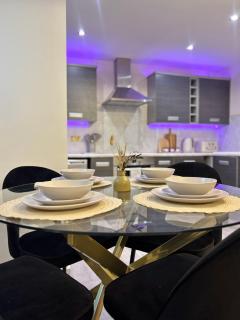 Modern 4-Bed House Sleeps 9 Free Parking Near Leeds Centre - 5