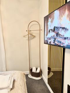 Modern 4-Bed House Sleeps 9 Free Parking Near Leeds Centre - 3