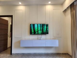 Relaxed 1BHK Retreat - Pool, Balcony, Secure Parking, Walk to Candolim Beach - 1