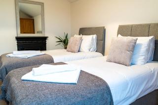 LuxeVille I Serene 3BR Apartment with Private Courtyard I LongTerm RatesI ParkingI WiFi - 7