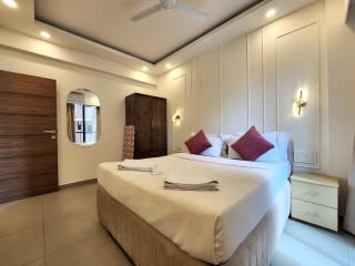 Relaxed 1BHK Retreat - Pool, Balcony, Secure Parking, Walk to Candolim Beach - 2
